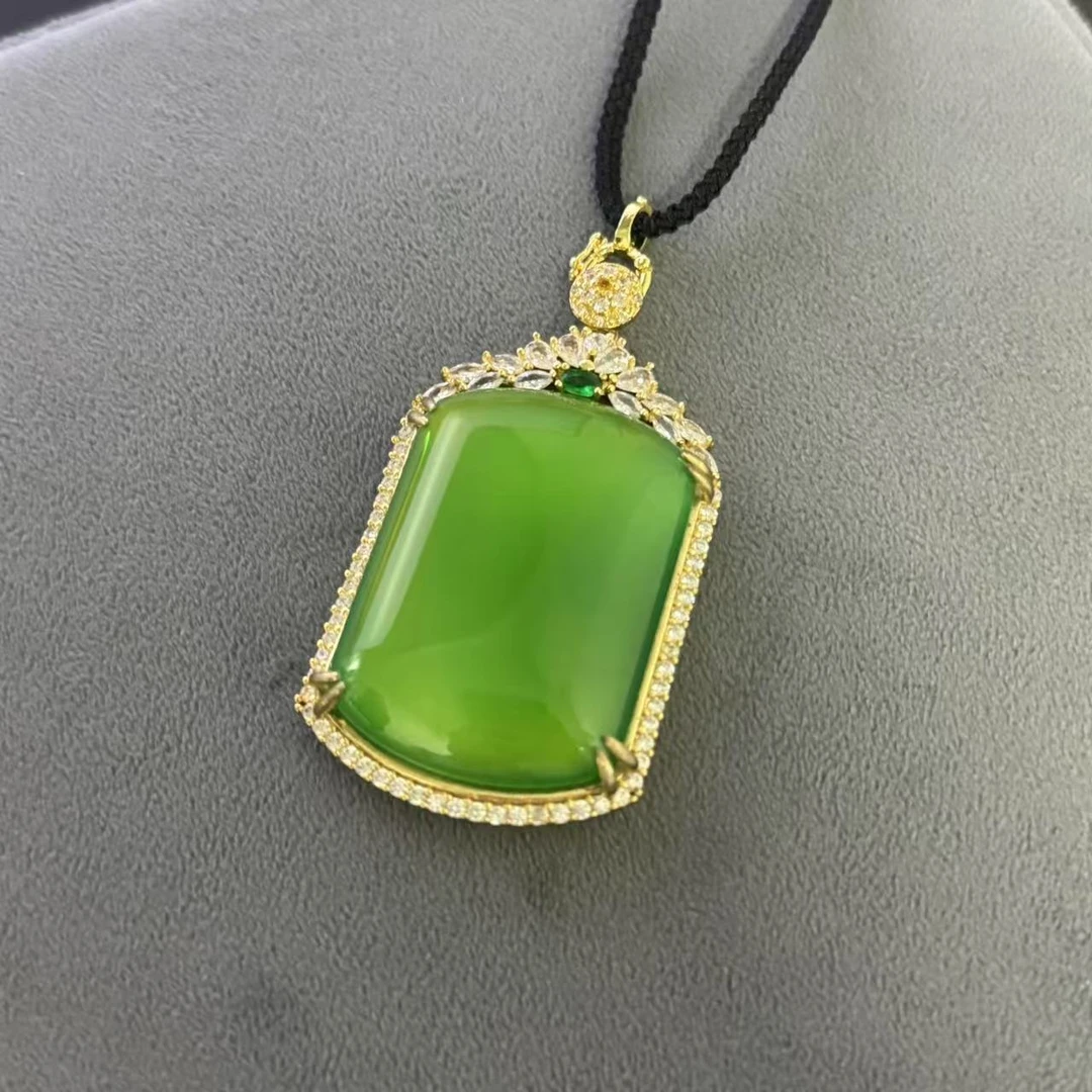 天然满色满肉冰透大无事牌满绿吊坠