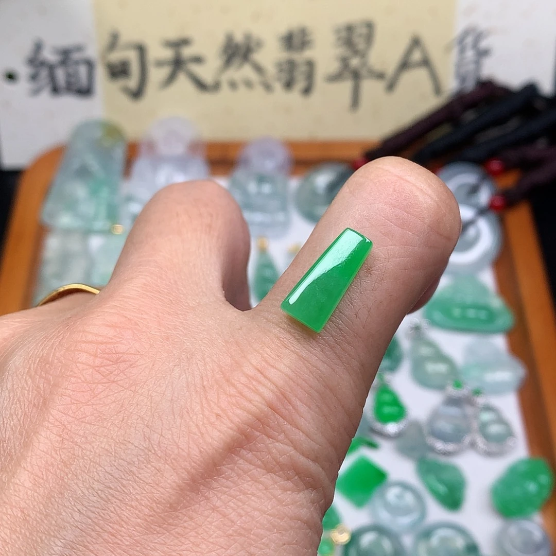 续****翡翠裸石缅甸天然A货翡翠阳绿无事牌