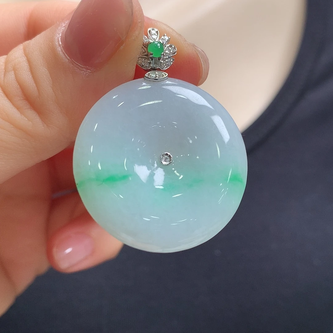 翡翠18K金镶嵌颈饰平安扣