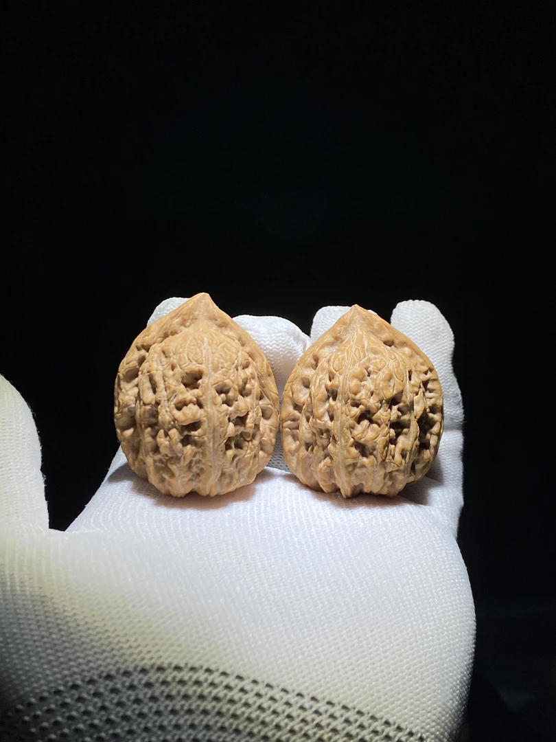 37尺正尖精配赤龙鸡心文玩核桃