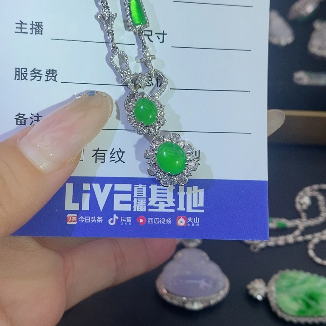 翡翠18K金镶嵌颈饰
