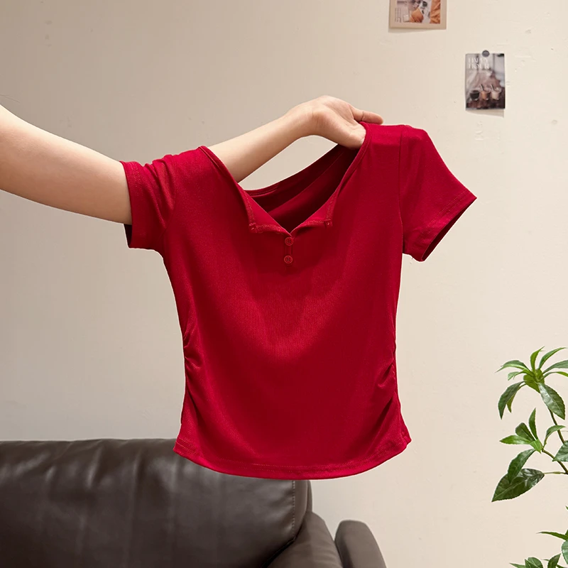 红色纽扣半开领短袖T恤女2025夏季新款褶皱修身显瘦辣妹短款上衣