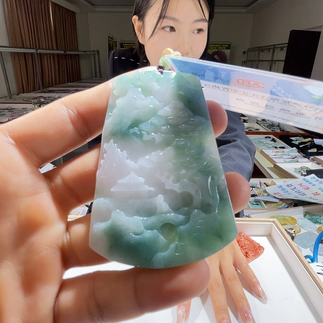 翡翠未镶嵌颈饰一个