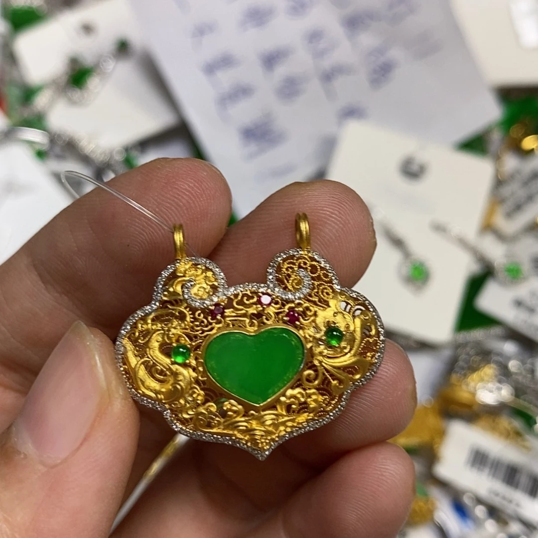 【闪购商品】颈饰18K金镶嵌翡翠豆****麻吊坠