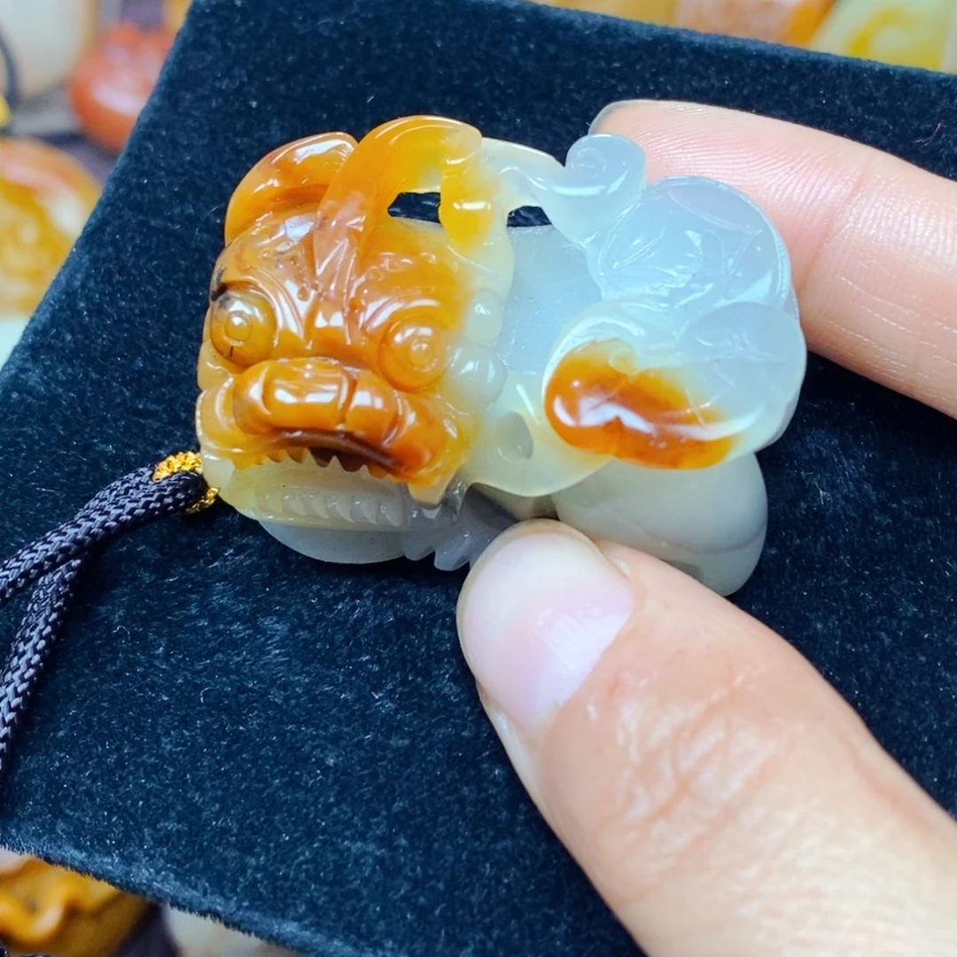 石英质玉（黄龙玉）未镶嵌颈饰