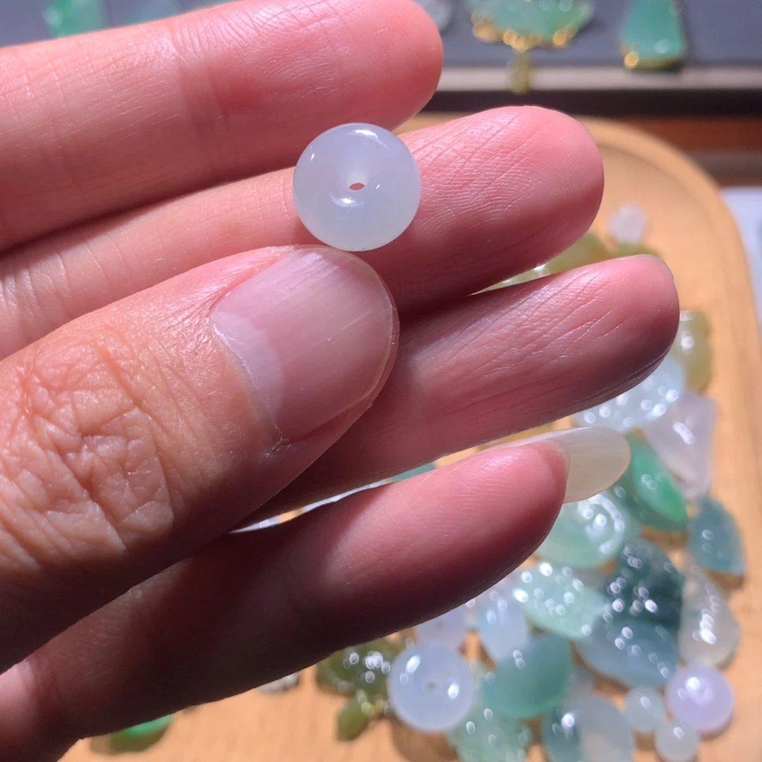 翡翠未镶嵌颈饰平安扣