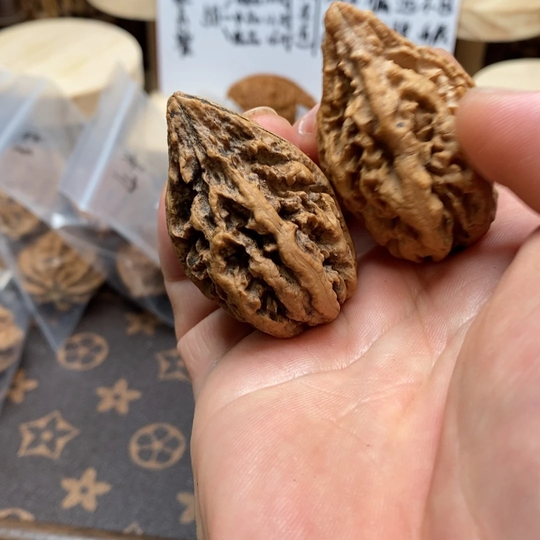 文玩核桃吊坠楸核尖商骄家9号