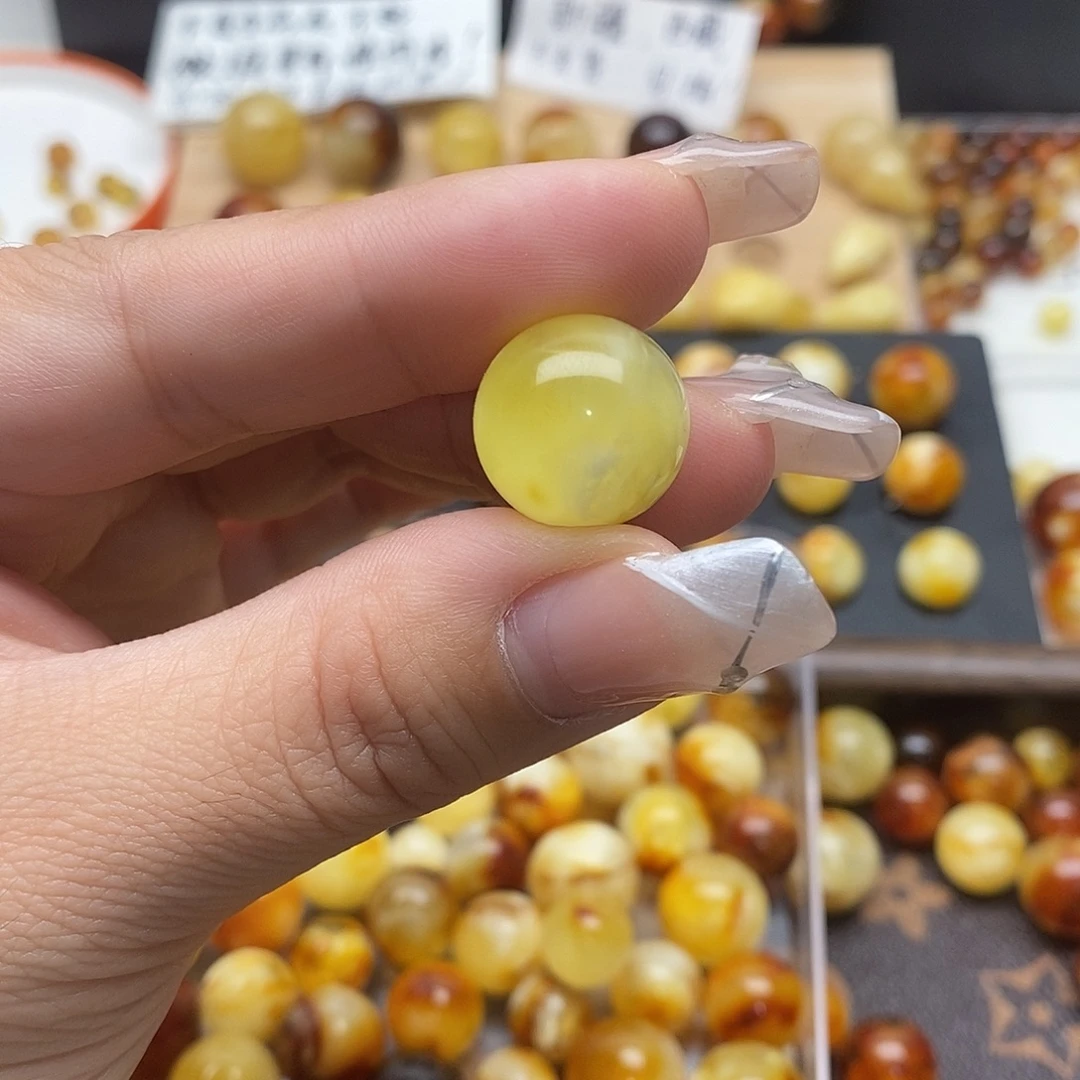 乌***姐蜜蜡未镶嵌裸石蜜蜡