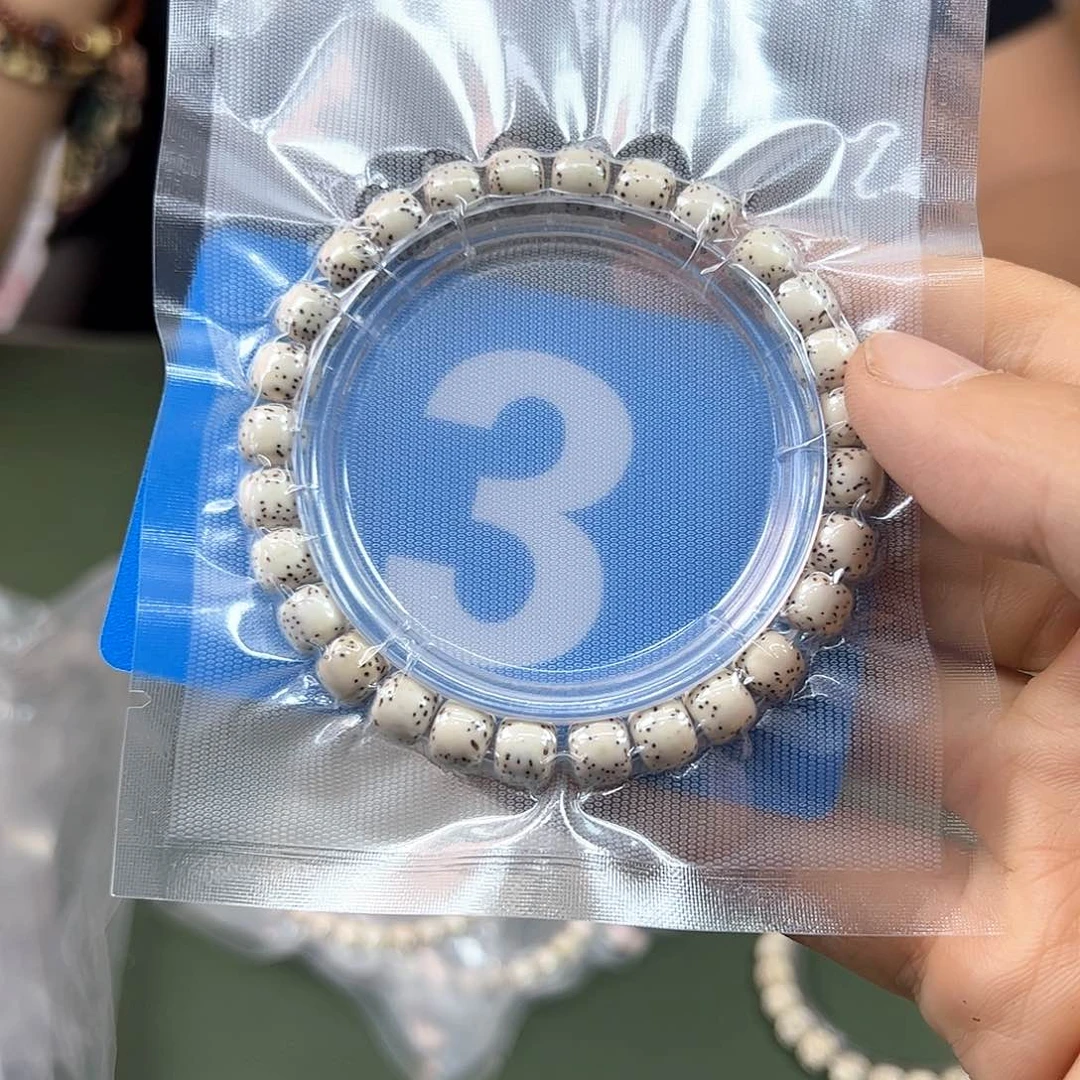 星月菩提吊坠原白87手串。3