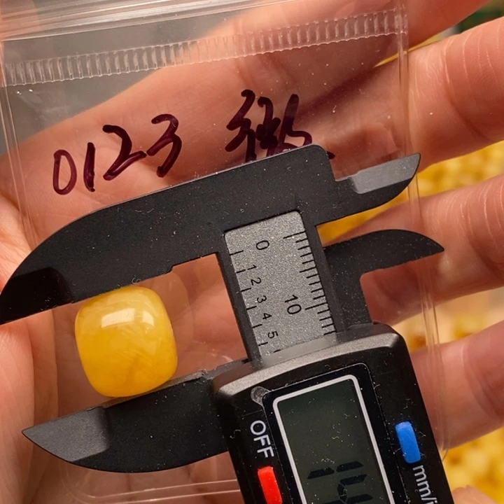 蜜蜡未镶嵌裸石14.2微瑕