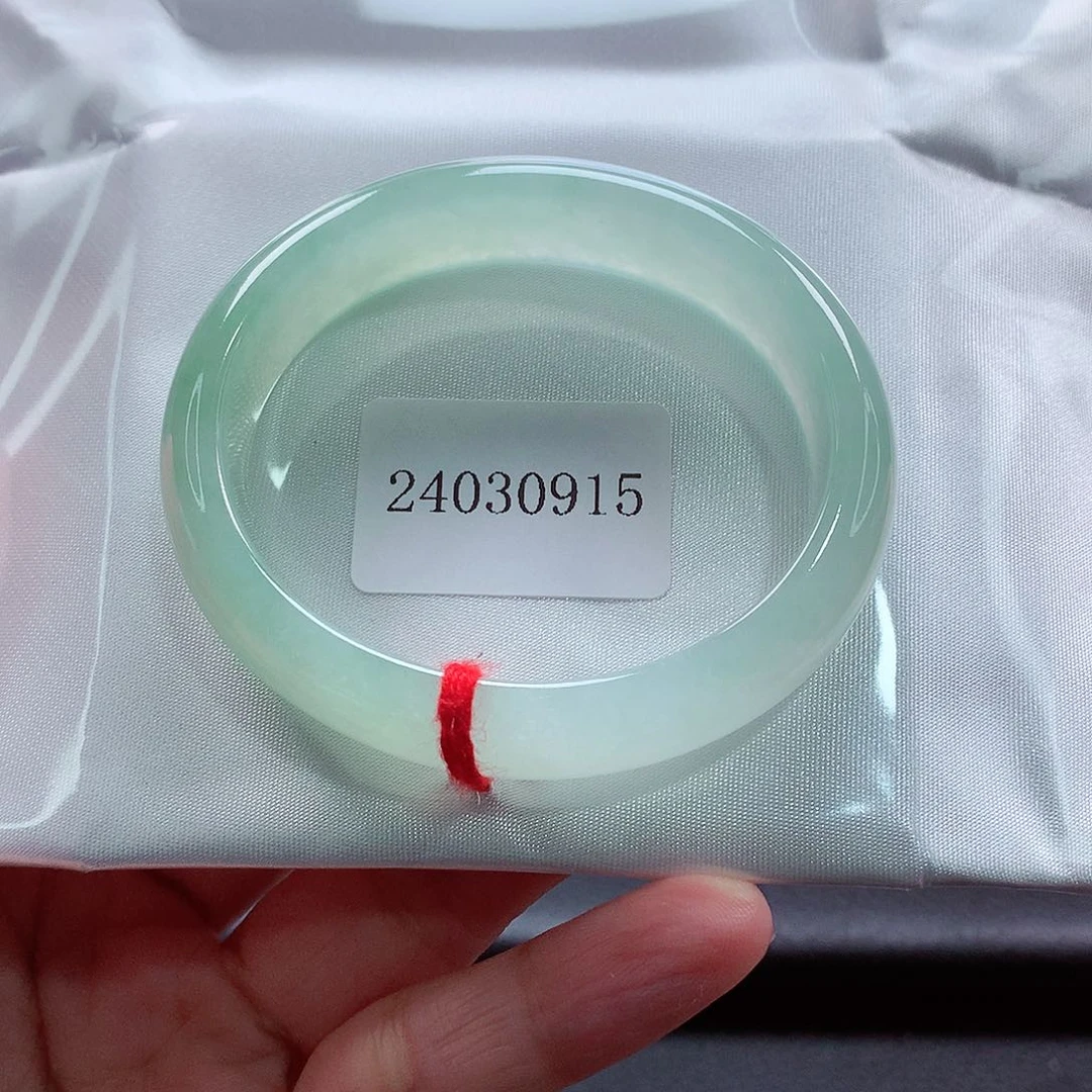 未镶嵌手镯（贵妃镯）翡翠108号，葡萄肉宽边贵妃