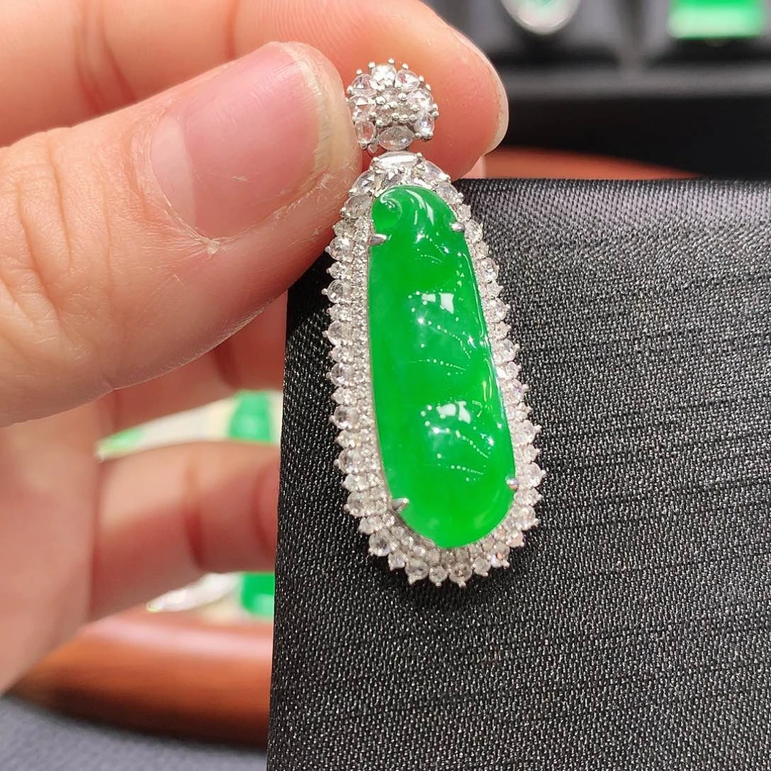 翡翠颈饰18K金镶嵌福豆