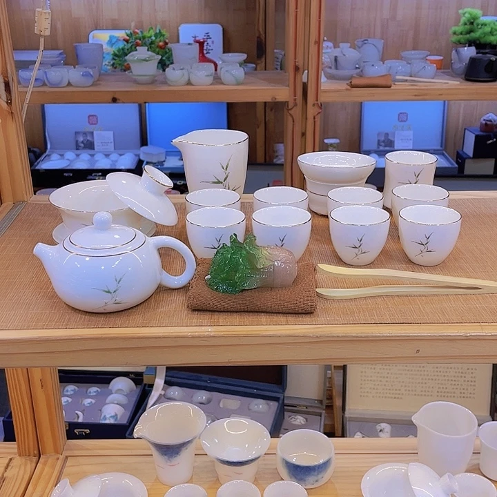 纯白的天空下的天空是一片蓝海的海洋