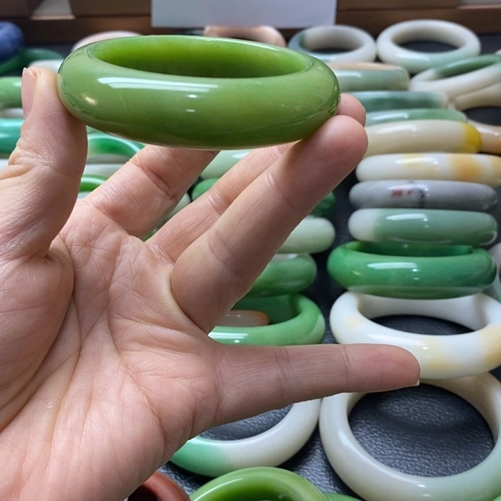 石英质玉手镯未镶嵌