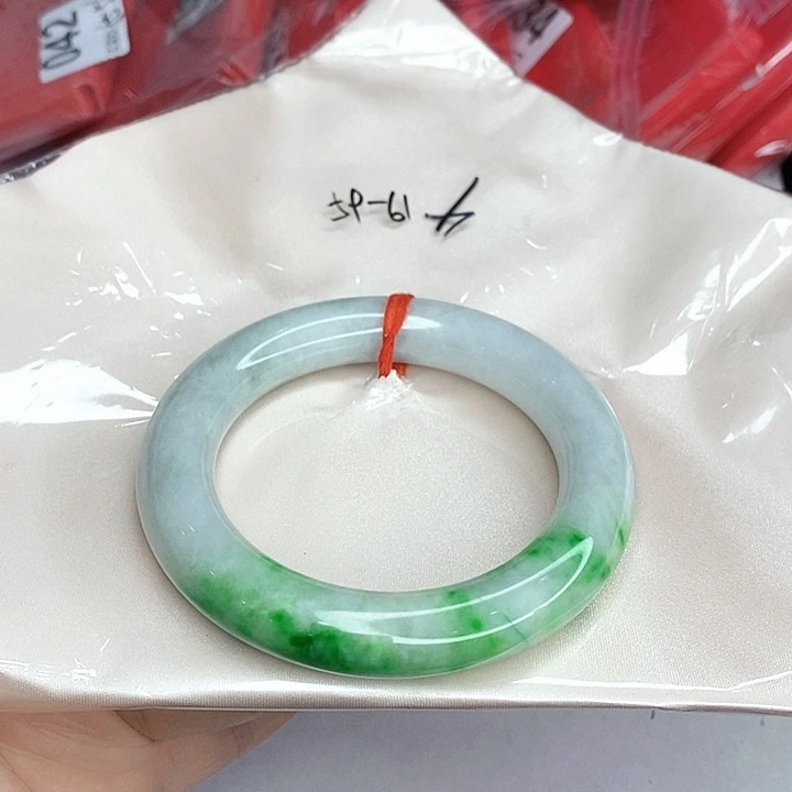 翡翠未镶嵌手镯一图一物实物为准（微瑕处理）