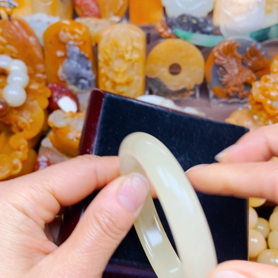 石英质玉（黄龙玉）颈饰未镶嵌