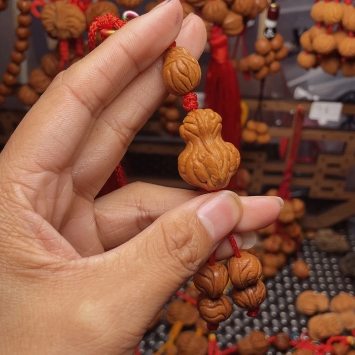 木质类龙纹桃枭挂件