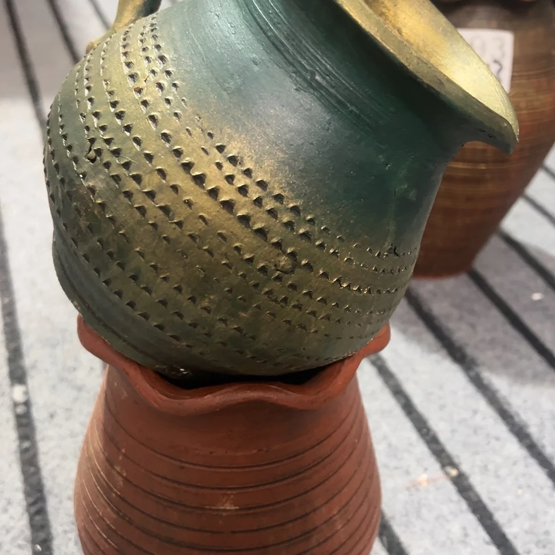 红陶瑕疵一对小壶花边