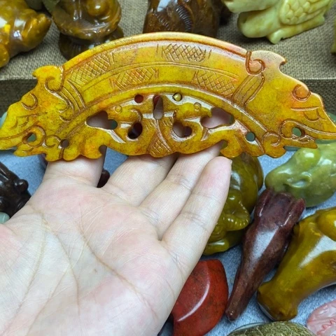 蛇纹石玉未镶嵌颈饰