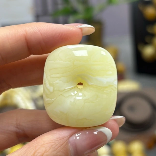 32.3*29.2*13.7mm 小妖珠宝天然原矿琥珀蜜蜡