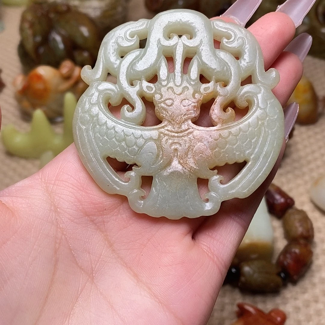 蛇纹石玉足铂镶嵌颈饰