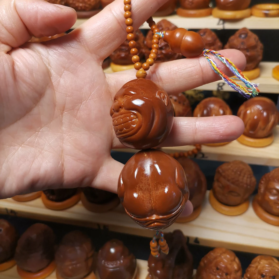 纯手工橄榄核雕刻大呲花屁小孩独特造型手把件