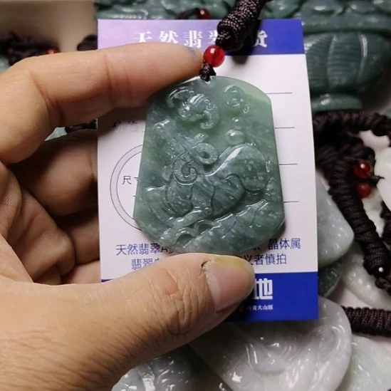 翡翠未镶嵌颈饰挂件