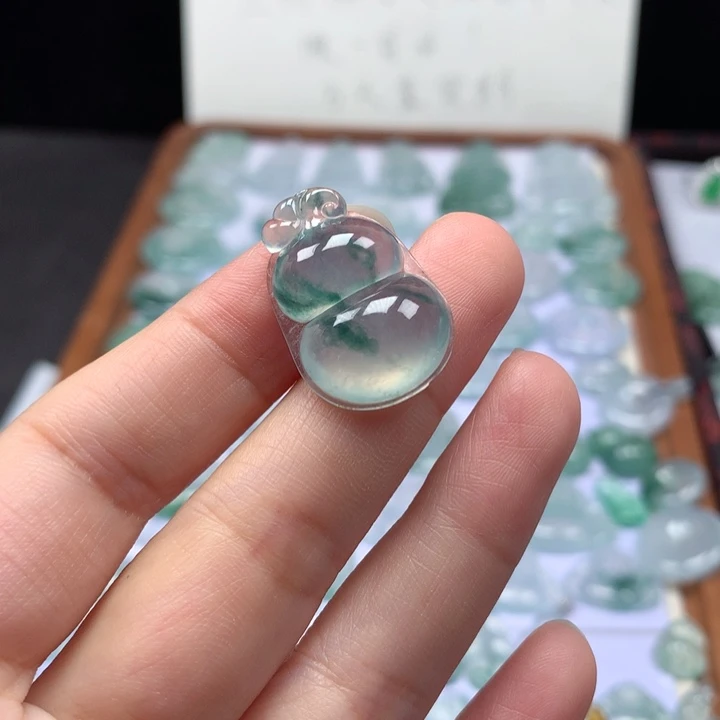 颈饰未镶嵌翡翠高冰飘花葫芦