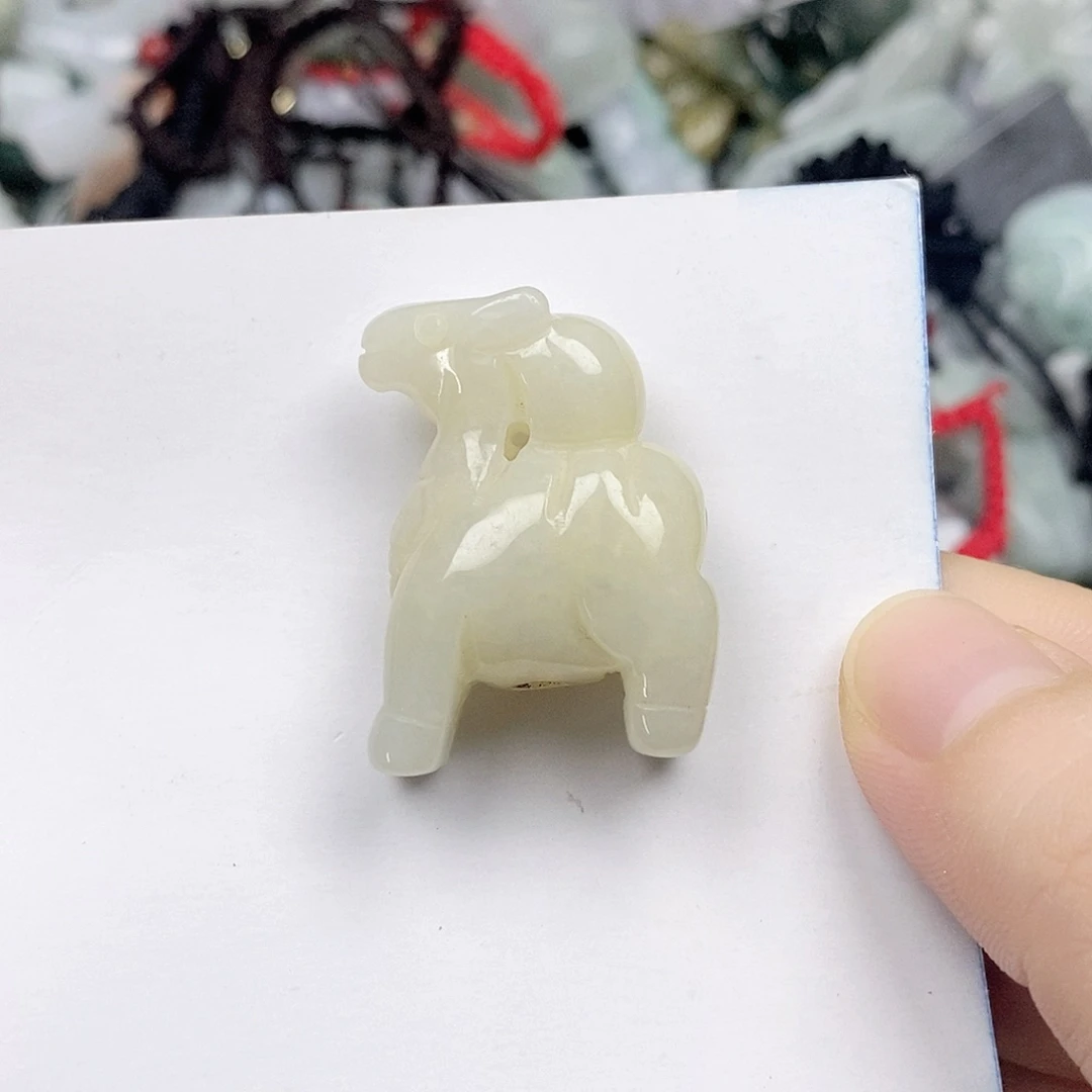 翡翠未镶嵌颈饰羊