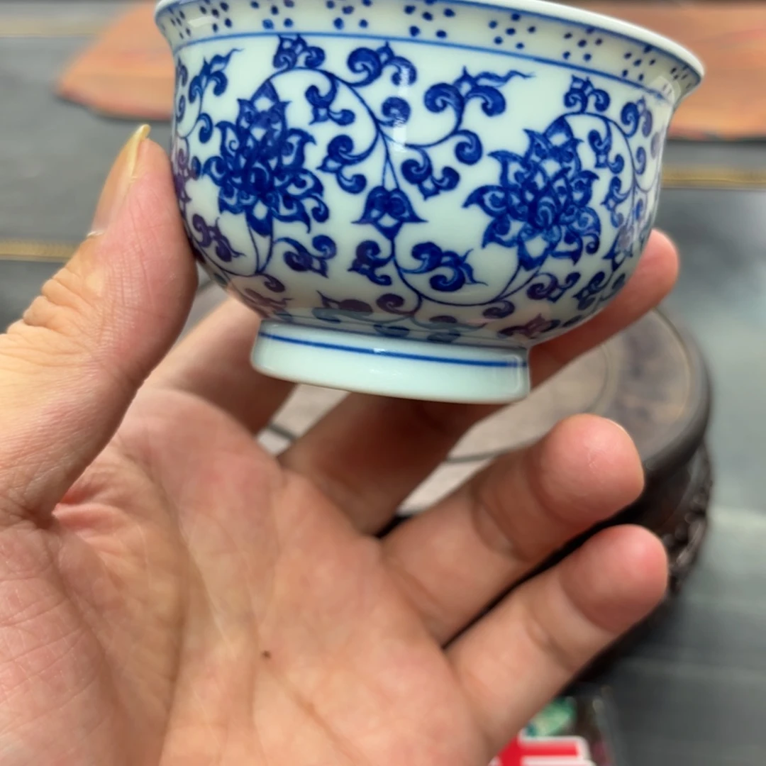 子***七手绘青花缠枝杯子