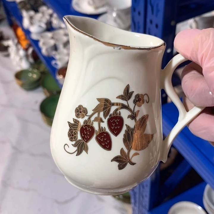 瓷片春蕾象牙瓷草莓雕金公道杯