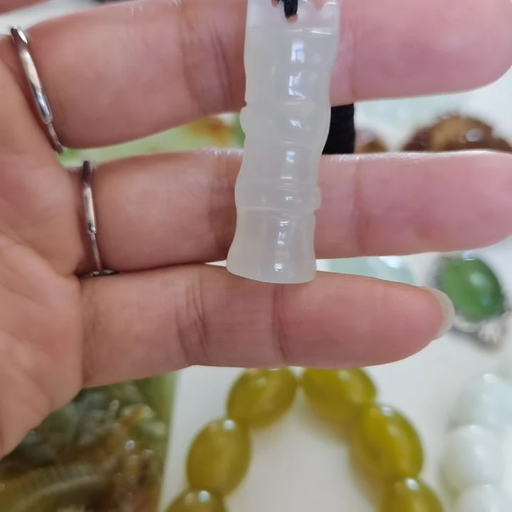 未镶嵌蛇纹石玉吊坠