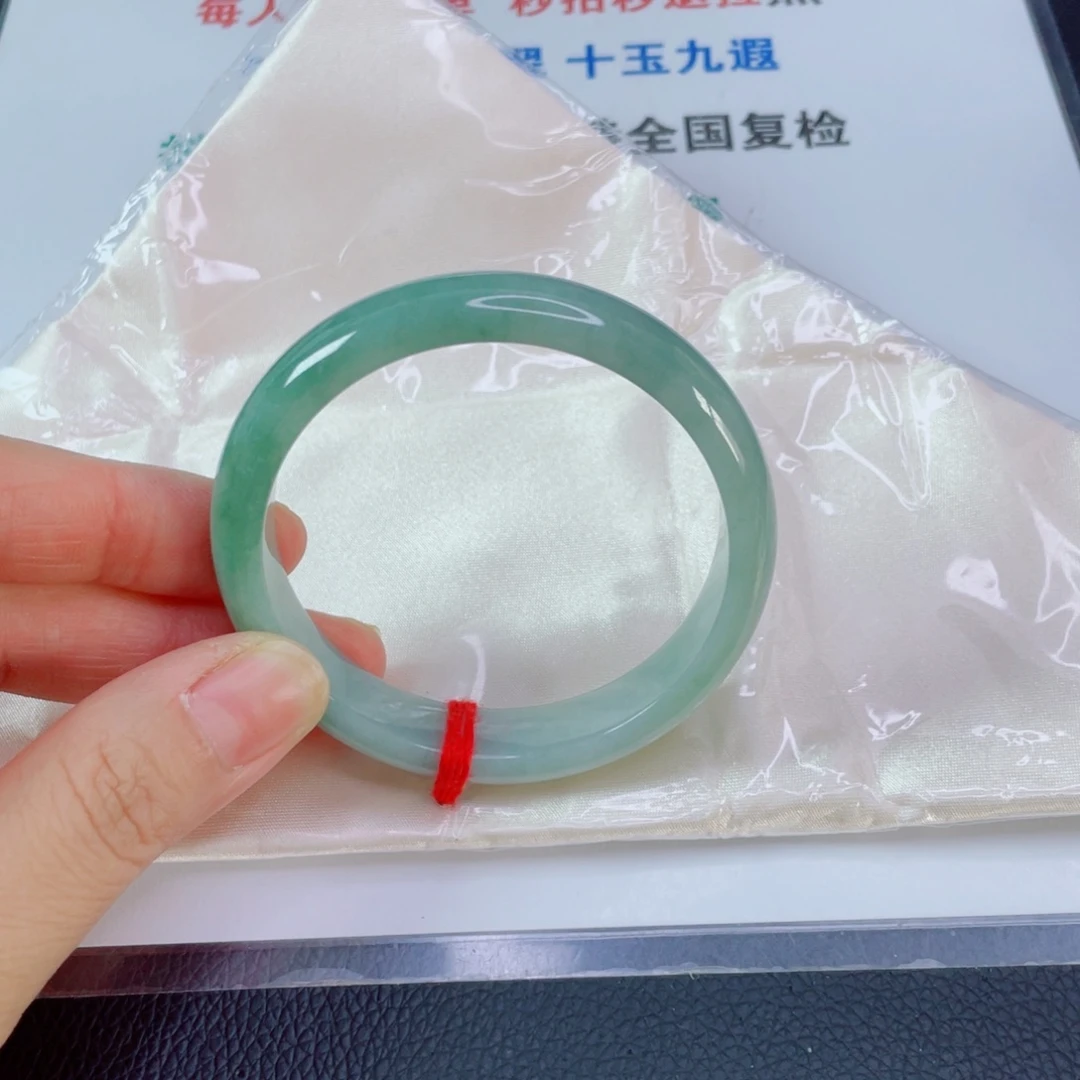 翡翠手镯未镶嵌?****士天然