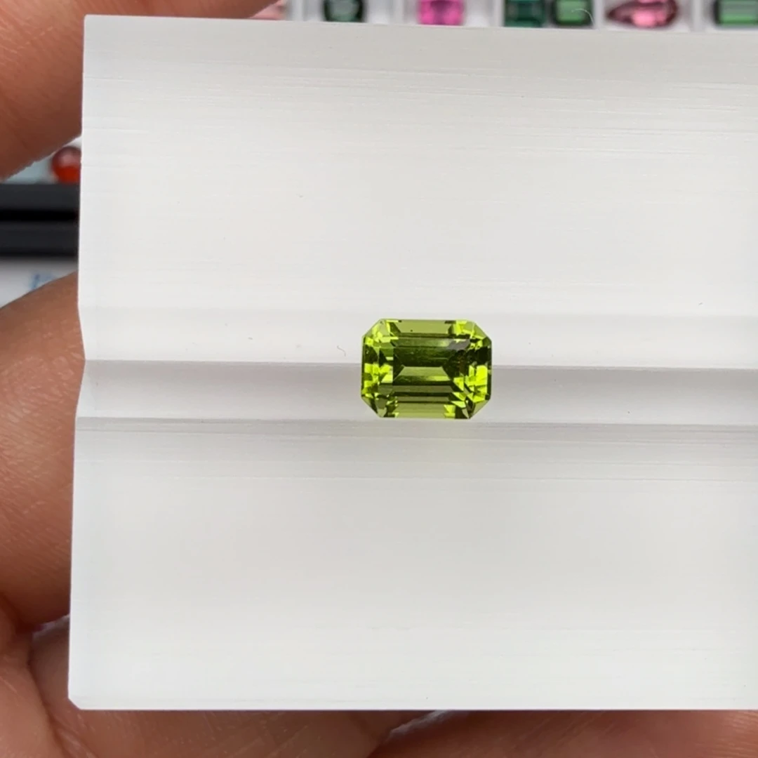 橄榄石笔搁未镶嵌天然1.78克拉