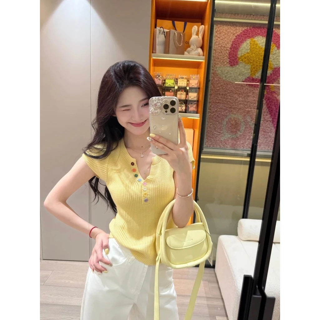 韩版彩色纽扣V领小香风短袖T恤针织衫减龄时尚别致独特多巴胺上衣