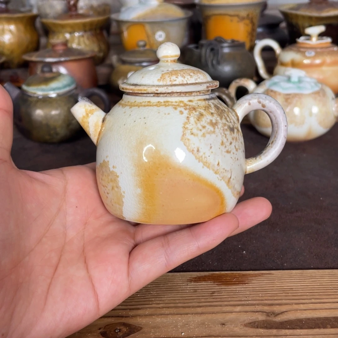 秦权。 中白壶。   容量150。