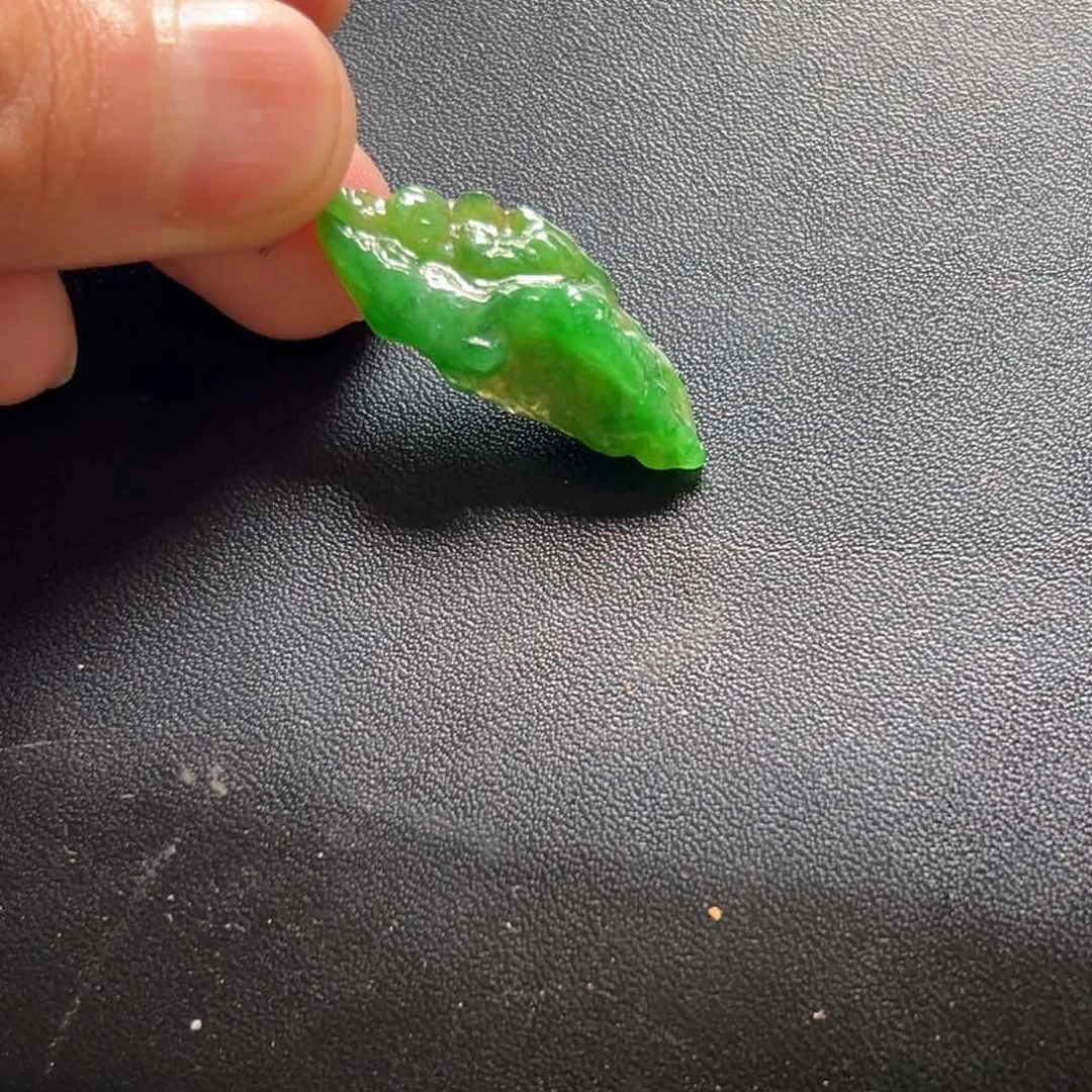 定制翡翠未镶嵌冰阳绿色俏色雕刻件吊坠