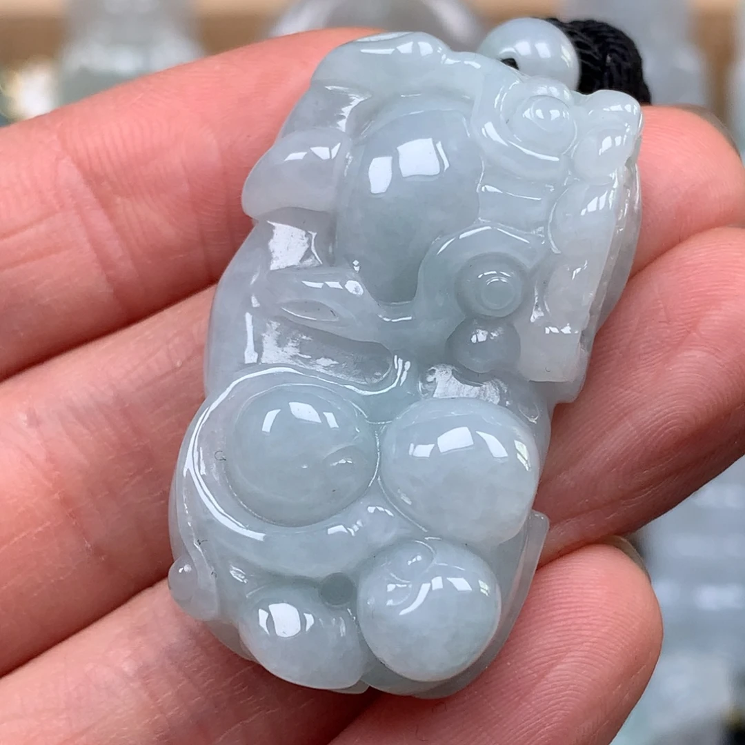 翡翠未镶嵌颈饰貔貅