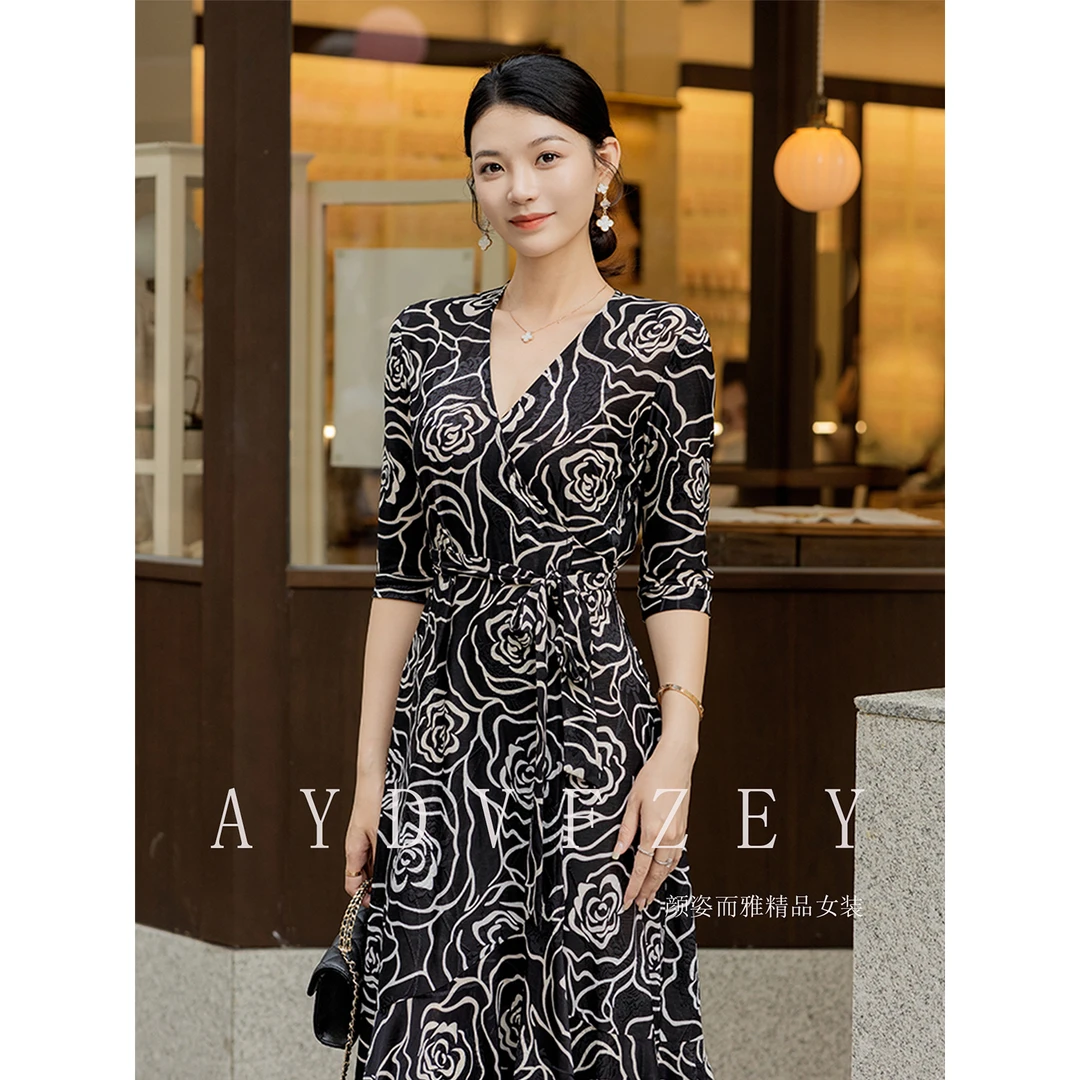 2025夏新款通勤连衣裙法式复古高级感黑底白玫瑰印花裹身裙