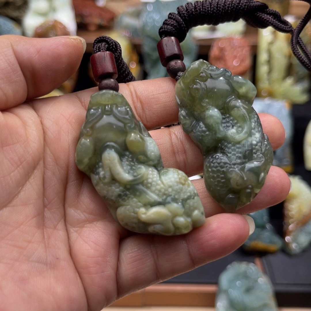 蛇纹石玉未镶嵌颈饰