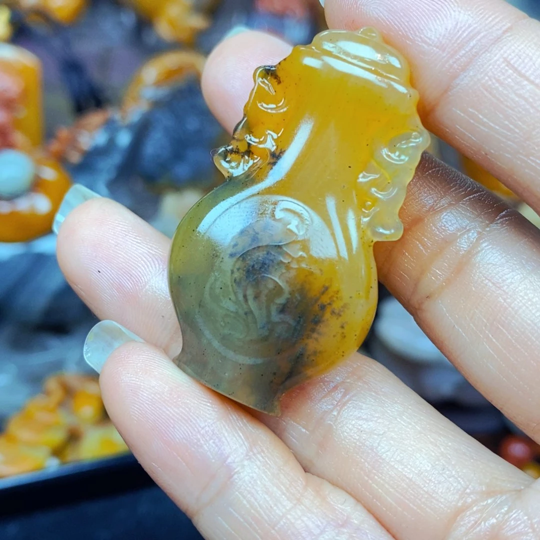 未镶嵌石英质玉（黄龙玉）颈饰
