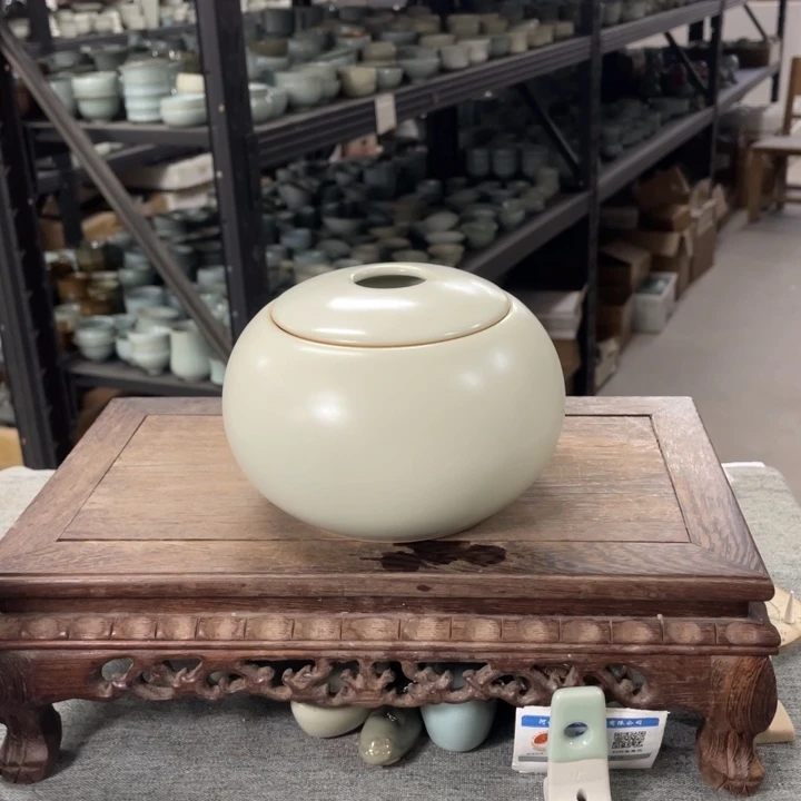 摆件月白釉大号茶叶罐