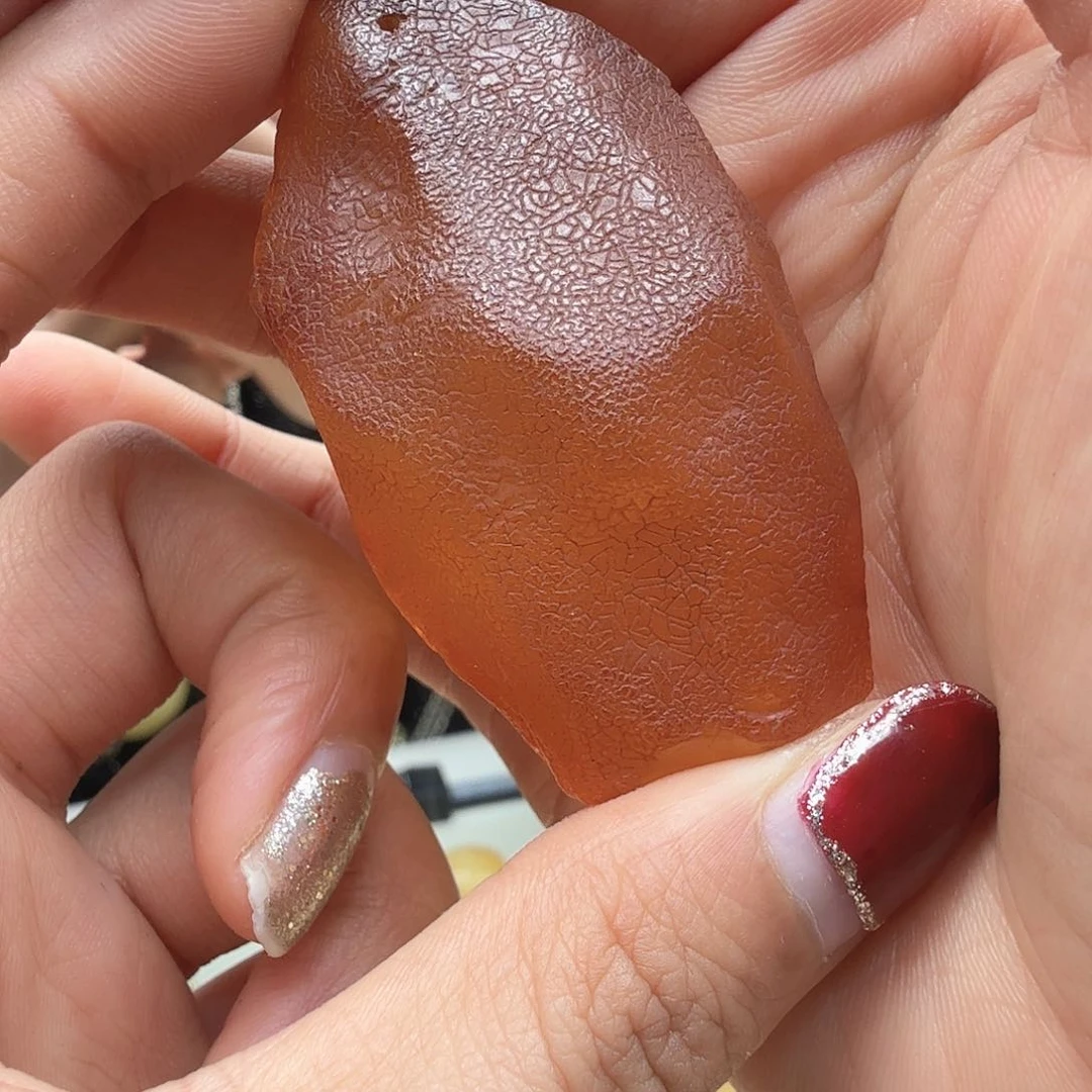 琥珀裸石未镶嵌……