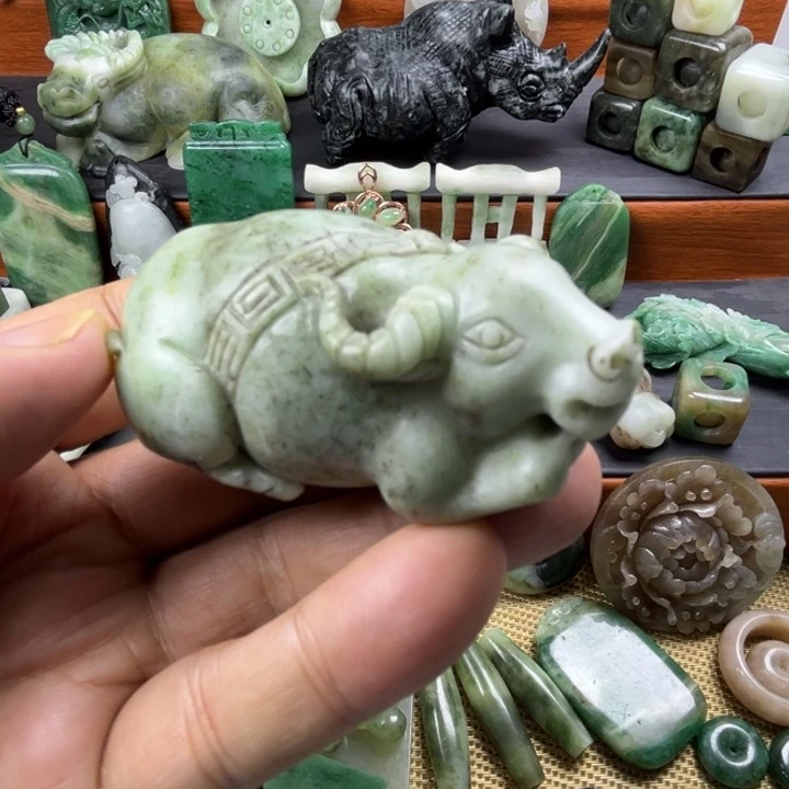 独山玉未镶嵌珠宝半成品有瑕疵