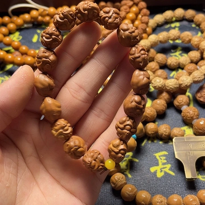 龙纹桃核雕刻瑕疵鼠你有钱