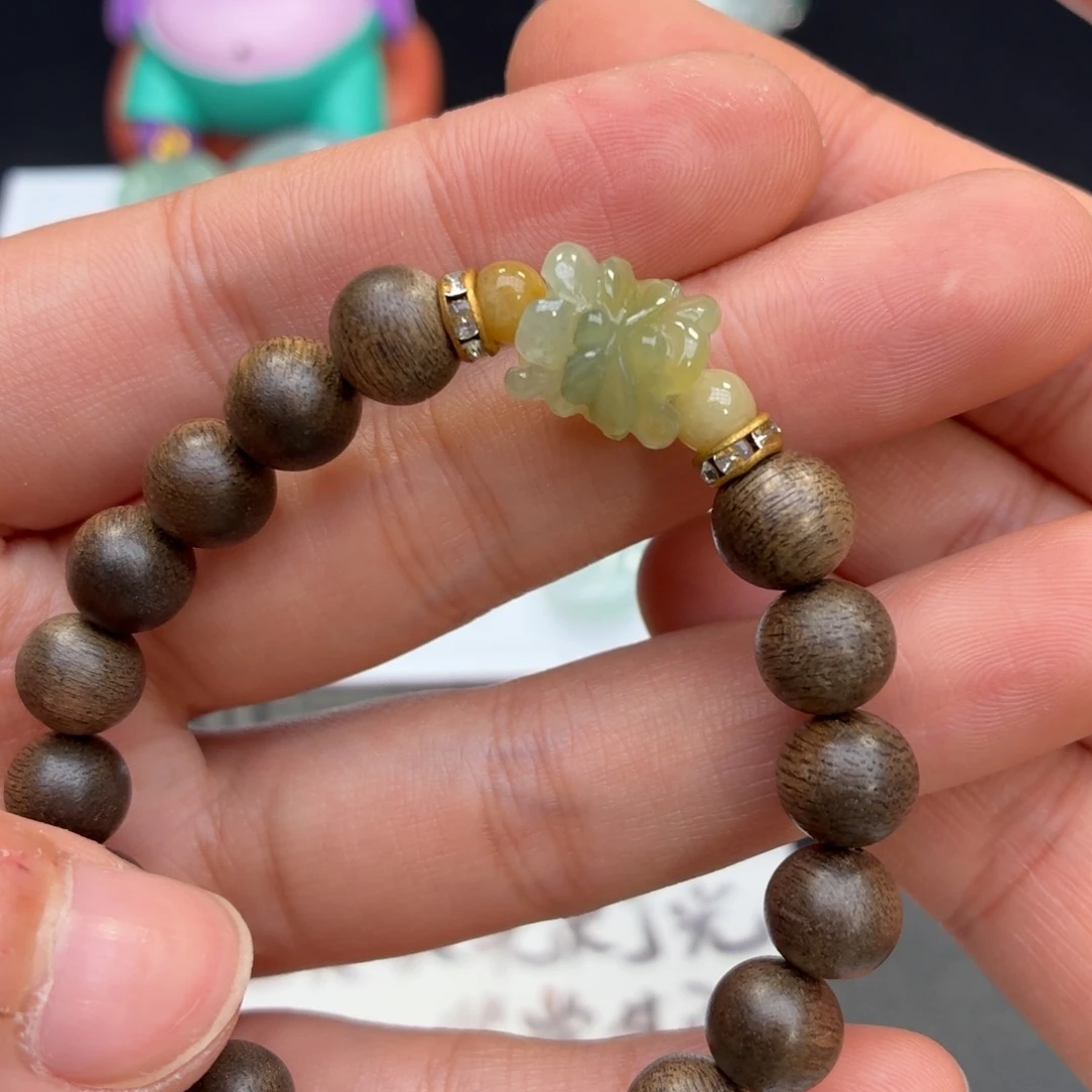 翡翠未镶嵌颈饰莲花