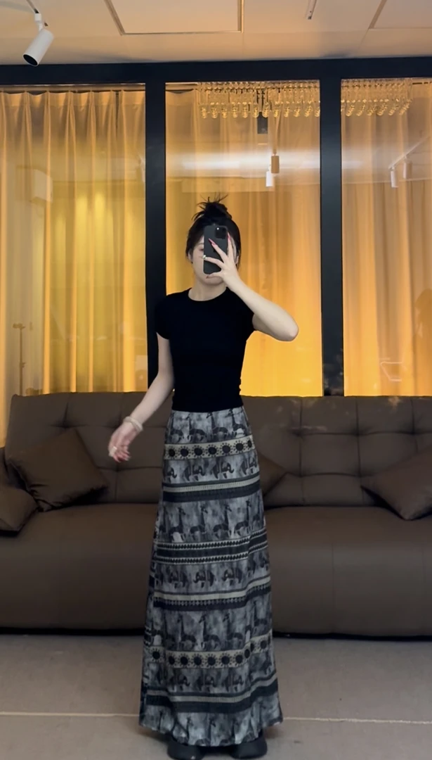 【向阳而生】2025新款时尚百搭圆领黑色上衣+a子显瘦气质半身长裙