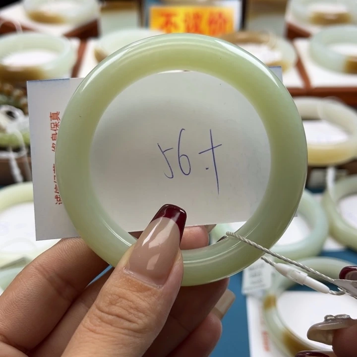 和田玉手镯未镶嵌开*点