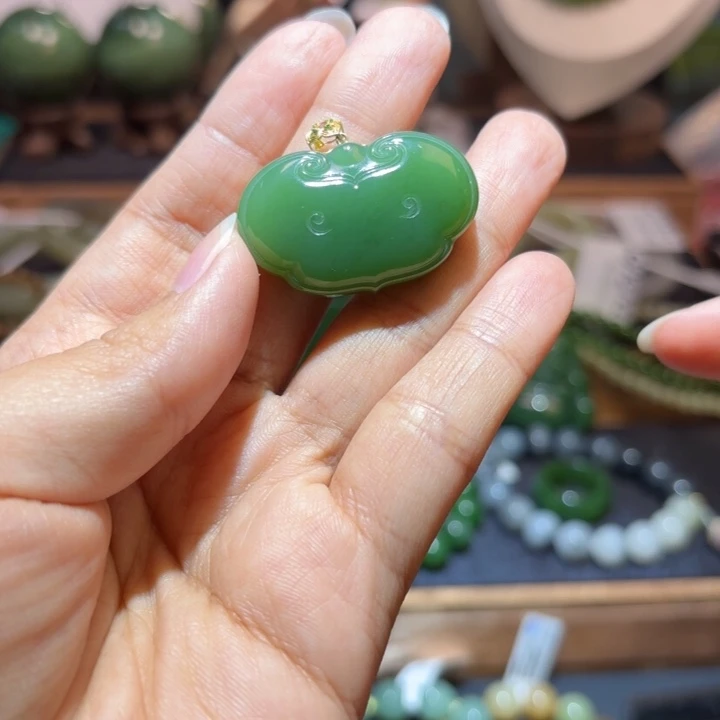 和田玉18K金镶嵌颈饰