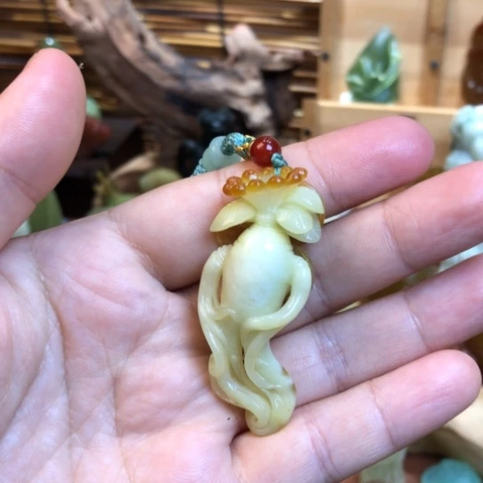 蛇纹石玉未镶嵌颈饰